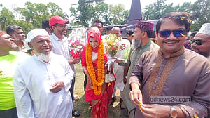 হেলিকপ্টারে নববধূকে নিয়ে গ্রামে ফিরলেন আইনজীবী বর
