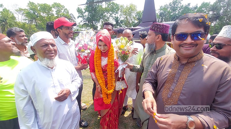 হেলিকপ্টারে নববধূকে নিয়ে গ্রামে ফিরলেন আইনজীবী বর
