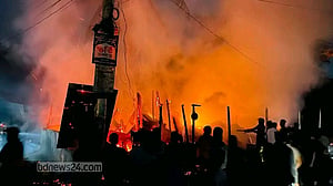 ঝালকাঠিতে মাঝরাতে পুড়ে ছাই ৬ দোকান