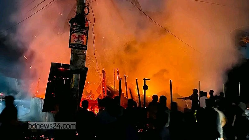 ঝালকাঠিতে মাঝরাতে পুড়ে ছাই ৬ দোকান