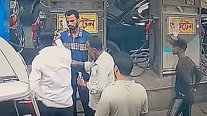 গাড়ির ‘ট্যাংক ফুল’ করতে পাম্পে সাংবাদিকের পিস্তল প্রদর্শনের ভিডিও ফেইসবুকে