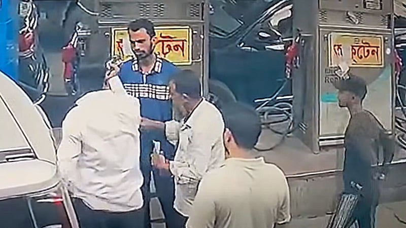 গাড়ির ‘ট্যাংক ফুল’ করতে পাম্পে সাংবাদিকের পিস্তল প্রদর্শনের ভিডিও ফেইসবুকে