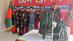 দিনাজপুরে কষ্টি পাথরের ২ মূর্তি উদ্ধার, ‘পাচারকারী’ আটক