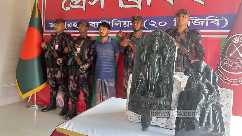 দিনাজপুরে কষ্টি পাথরের ২ মূর্তি উদ্ধার, ‘পাচারকারী’ আটক
