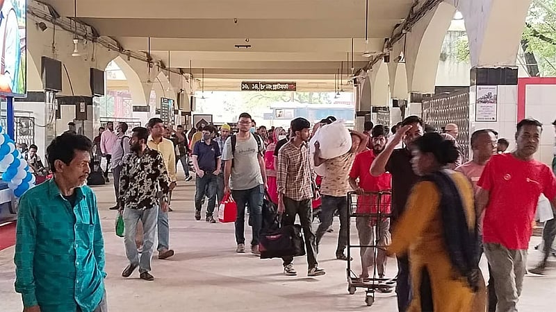 ট্রেনে ঈদযাত্রা দ্বিতীয় দিন: সকালে ভোগান্তি, দুপুরের পরে ঠিকঠাক