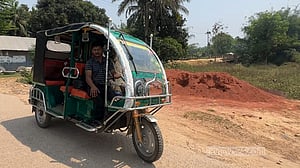 তেল সংকট: গাড়ি না পেয়ে ইজিবাইকে করে বরযাত্রা