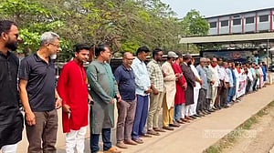 পাগলা মসজিদে হামলার শিকার ২ সাংবাদিক, বিচার দাবিতে মানববন্ধন