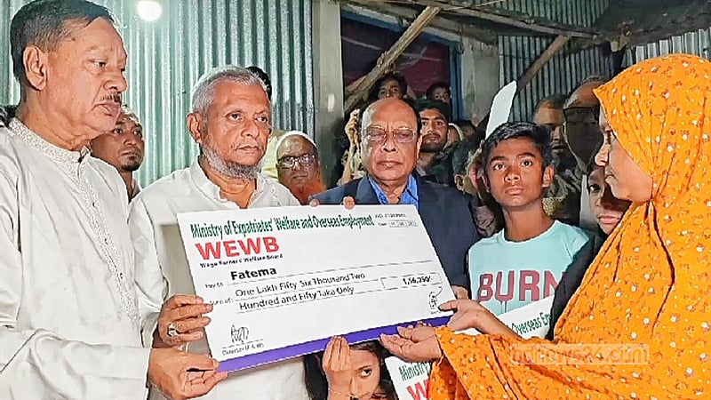 সৌদিতে ক্ষেপণাস্ত্র হামলায় নিহতের বাড়িতে মন্ত্রী আরিফুল, অনুদান