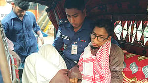 ‘চোর অপবাদে’ ভিক্ষুককে মারধর করে ২০০ টাকা ধরিয়ে দিলেন গৃহকর্তা