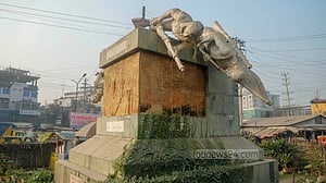 একাত্তর ও চব্বিশকে এক কাতারে আনার রাজনীতি