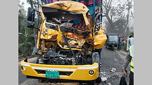 মাদারীপুরে দাঁড়িয়ে থাকা ট্রাকে আরেক ট্রাকের ধাক্কা, নিহত ১