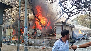 মানিকগঞ্জে বাজারে অগ্নিকাণ্ডে ২০ দোকান পুড়ে ছাই, দগ্ধ ১