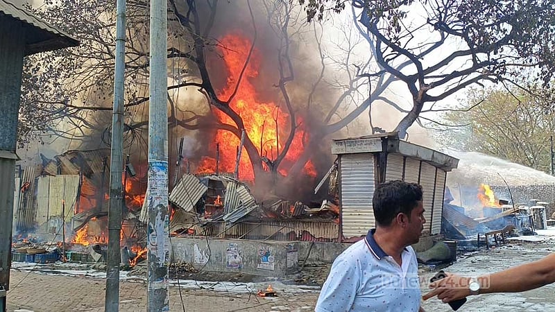 মানিকগঞ্জে বাজারে অগ্নিকাণ্ডে ২০ দোকান পুড়ে ছাই, দগ্ধ ১