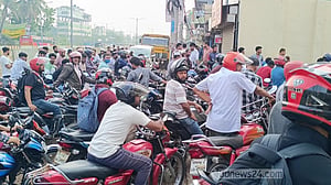 মানিকগঞ্জে তেলের হাহাকার: পাম্পে শৃঙ্খলা ফেরাতে ‘নজরদারি’