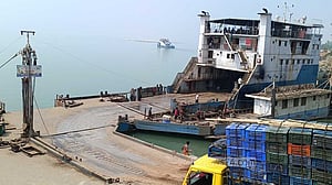 পাটুরিয়ায় ঈদযাত্রার প্রস্তুতি তুঙ্গে, ভোগান্তির শঙ্কা ফেরিতে ওঠার ঢালু পথে