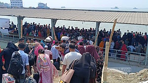 পাটুরিয়ায় ১৮ লঞ্চ দিয়েও সামাল দেওয়া যাচ্ছে না যাত্রীর চাপ