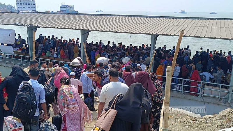 পাটুরিয়ায় ১৮ লঞ্চ দিয়েও সামাল দেওয়া যাচ্ছে না যাত্রীর চাপ