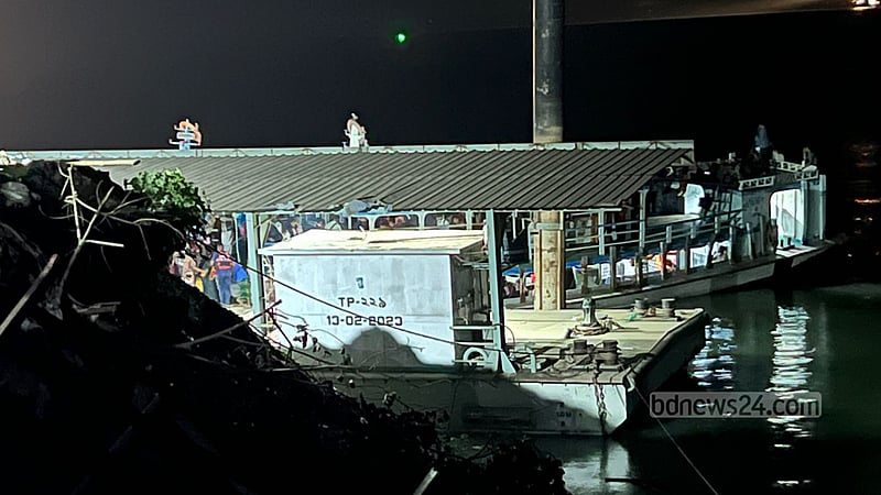 পাটুরিয়ায় যাত্রী ও টিকেট কালেক্টরদের হাতাহাতি, লঞ্চ চলাচল বন্ধ