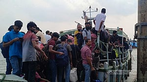 পাটুরিয়া লঞ্চঘাটে যাত্রীর চাপ, ভোগান্তি