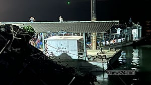 ঝড়ো হাওয়ায় পাটুরিয়া-দৌলতদিয়া পথে নৌযান বন্ধ