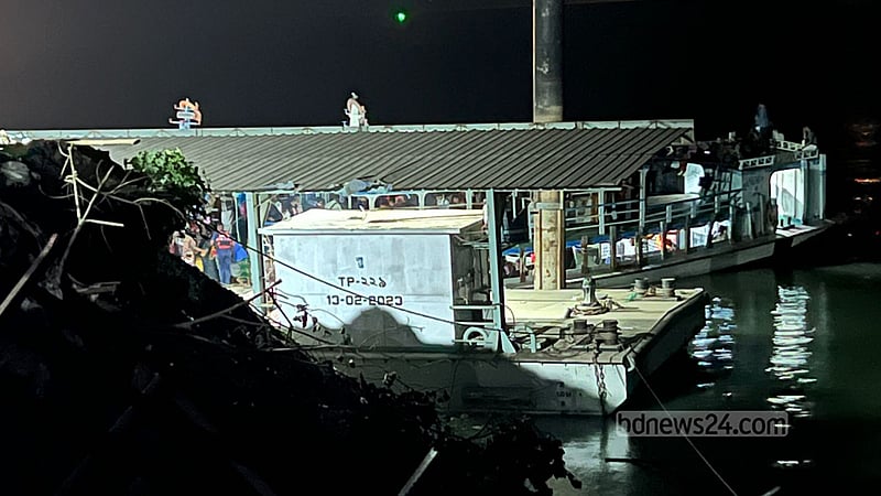 ঝড়ো হাওয়ায় পাটুরিয়া-দৌলতদিয়া পথে নৌযান বন্ধ