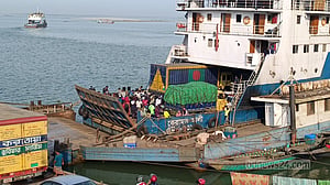 পাটুরিয়া ঘাটে যাত্রীর চাপ থাকলেও ভোগান্তি নেই