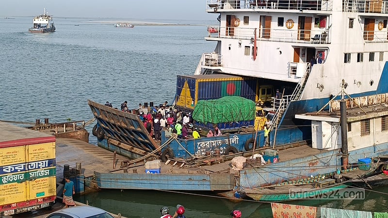 পাটুরিয়া ঘাটে যাত্রীর চাপ থাকলেও ভোগান্তি নেই