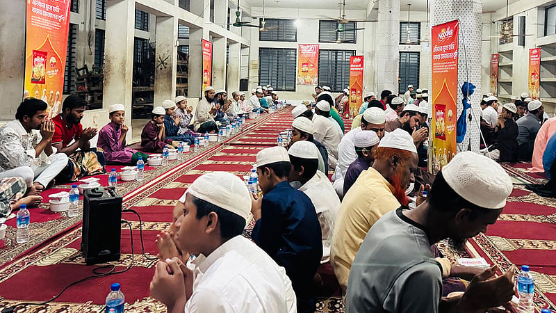 এতিম শিক্ষার্থীদের নিয়ে মিস্টার নুডলসের ইফতার
