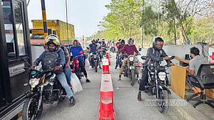 পদ্মা সেতুর মাওয়া প্রান্তে ঈদের চাপ, বাইক বেশি