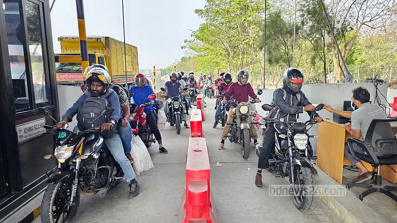 পদ্মা সেতুর মাওয়া প্রান্তে ঈদের চাপ, বাইক বেশি