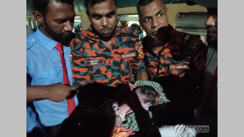 চলন্ত ট্রেনে নারীর সন্তান প্রসব, ছাত্রদল নেতা ও পুলিশের সহায়তায় রক্ষা