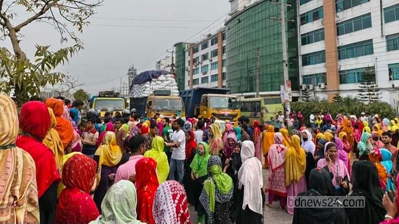 ময়মনসিংহে বেতন-বোনাসের দাবিতে মহাসড়ক অবরোধ শ্রমিকদের