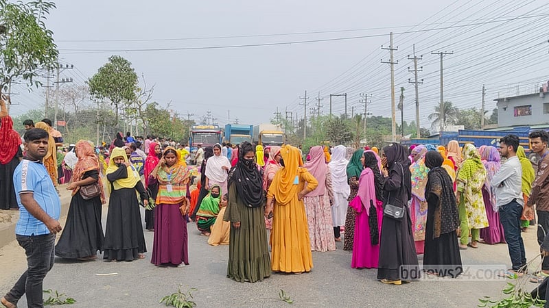 বেতন-বোনাসের দাবিতে ঢাকা-ময়মনসিংহ মহাসড়ক অবরোধ