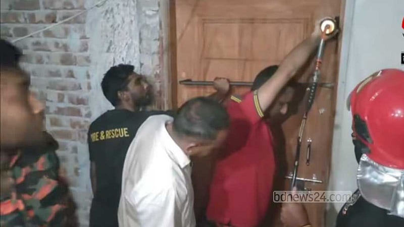 ডাকাডাকিতে কাজ হয়নি, দরজা ভেঙে তরুণের ঘুম ভাঙাল ফায়ার সার্ভিস