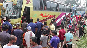 নওগাঁয় বাস থেকে চালকের সহকারীর লাশ উদ্ধার