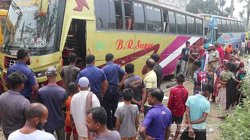 নওগাঁয় বাস থেকে চালকের সহকারীর লাশ উদ্ধার