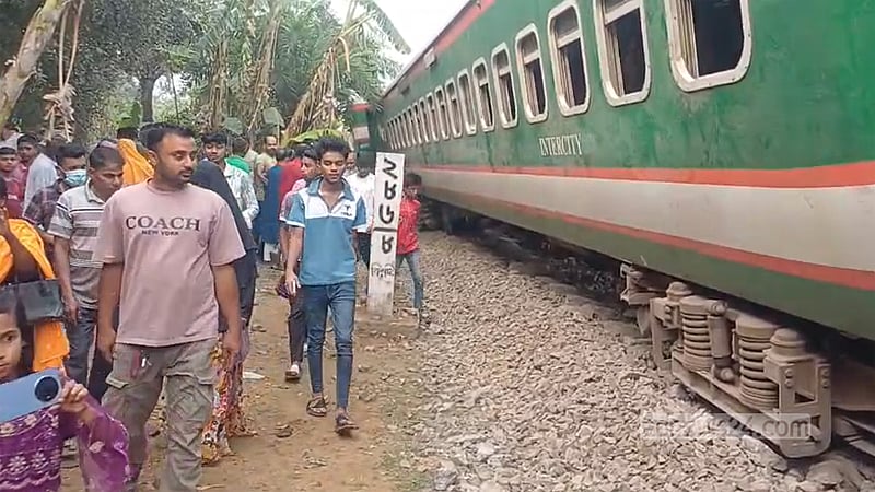 চালক সিগন্যাল না মানায় নীলসাগর এক্সপ্রেস দুর্ঘটনা, ধারণা রেলওয়ের