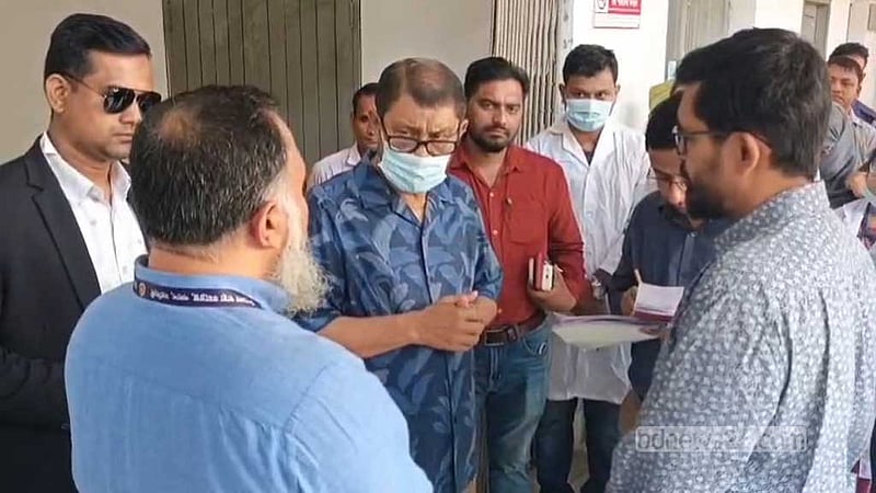 হঠাৎ হাসপাতাল পরিদর্শনে মন্ত্রী, নেই অর্ধেক চিকিৎসক