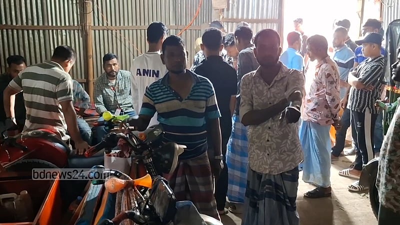 নরসিংদীতে গ্যারেজে ‘ডাকাতি’: ‘বাধা দেওয়ায়’ দুজনকে কুপিয়ে জখম
