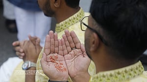 ঈদের নামাজ শেষে যুদ্ধ বন্ধের প্রার্থনা