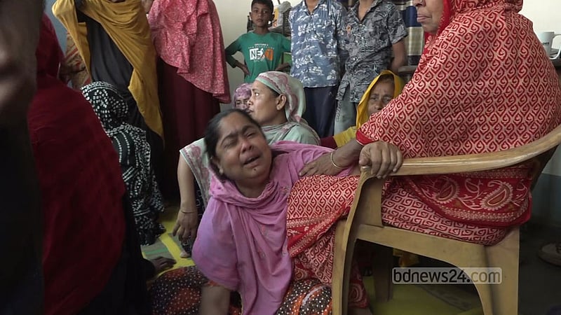 নাটোরে ছেলেকে বাঁচাতে এগিয়ে গিয়ে প্রাণ গেল বাবার, হাসপাতালে ছেলে