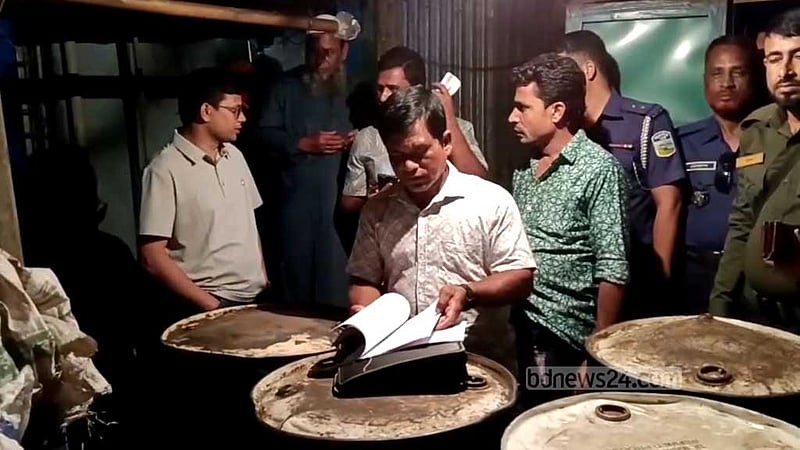 অবৈধ মজুদ: মাসজুড়ে ৪৮২৪ অভিযান, উদ্ধার পৌনে ৪ লাখ লিটার তেল