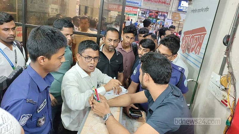 অতিরিক্ত ভাড়া: নোয়াখালীতে ৪ বাসকে জরিমানা, টাকা ফেরত পেলেন যাত্রীরা