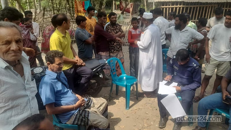 নওগাঁয় ঘর থেকে ঝুলন্ত অর্ধগলিত মরদেহ উদ্ধার