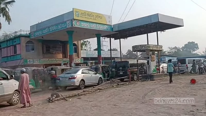 পাবনায় তীব্র জ্বালানি সংকট, গাড়ি না পেয়ে কর্মস্থলে ফেরা মানুষের ভোগান্তি