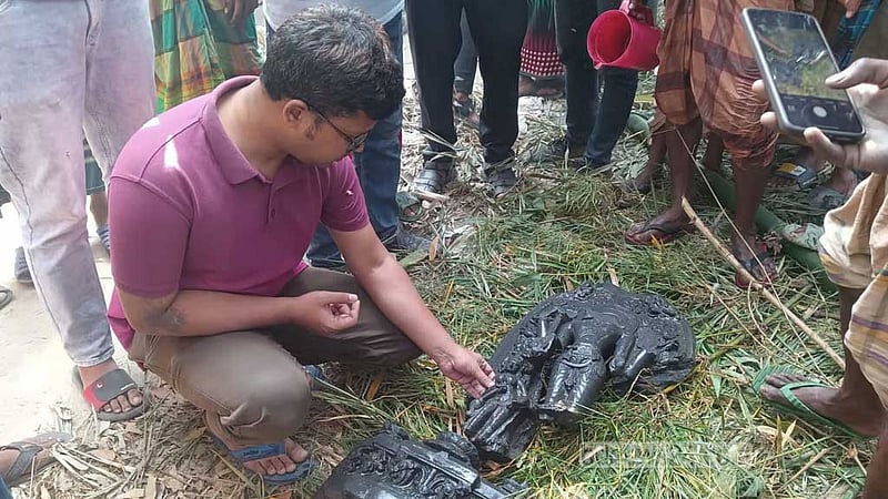 পাবনায় পুকুর সংস্কার করতে গিয়ে মিলল বিষ্ণু মূর্তি