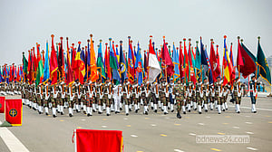 বর্ণাঢ্য কুচকাওয়াজে স্বাধীনতার উদ্‌যাপন