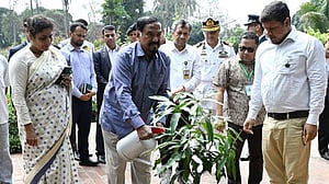 সংসদ প্রাঙ্গণে গাছ লাগালেন স্পিকার ও ডেপুটি স্পিকার