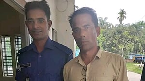 ‘তরমুজ বোঝাই ট্রলার ছিনতাই’: পটুয়াখালীতে উপ-খাদ্য পরিদর্শক কারাগারে