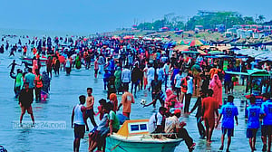 কুয়াকাটায় পর্যটকের ঢল, ব্যবসায়ীদের ক্ষতি পোষানোর আশা